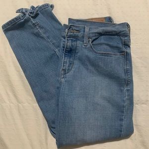 LEVI’S Mom/Skinny Jeans with tied bottoms